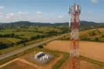 Minas Gerais com torre de telefonia móvel instalada em região rural, representando a expansão da conectividade e dos investimentos em telecomunicações.