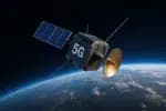 Imagem realista de um nanosatélite 5G em órbita baixa da Terra, com antena parabólica dourada e painéis solares refletindo a luz solar sobre o horizonte azul do planeta, representando o avanço tecnológico de Portugal nas comunicações espaciais.